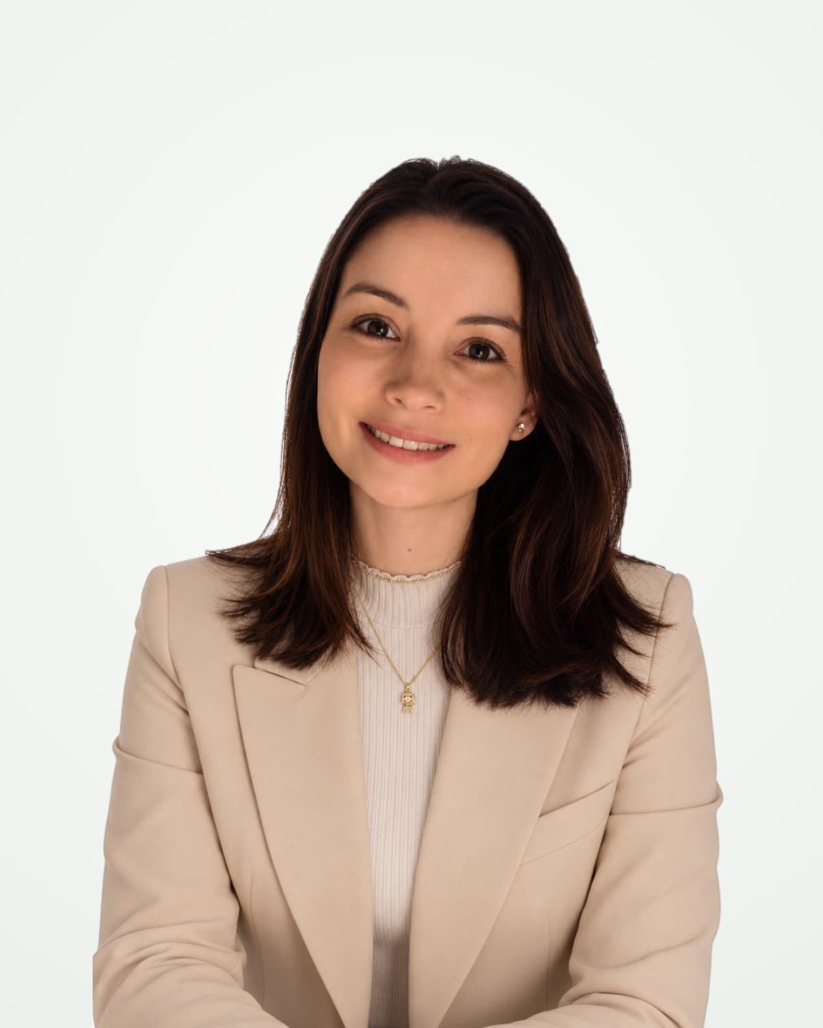 Bárbara Medeiros, advogada de Direito Digital, em retrato de estúdio com blazer bege